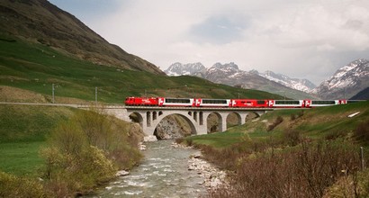 Zermatt felé tartó Glacier Express első része kel át a Furkareuss folyó felett a Richlerenviadukton.