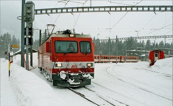 Die Elektrolokomotive HGe 4/4 II 4 rangiert ihren Zug vor der Rückfahrt nach Disentis.