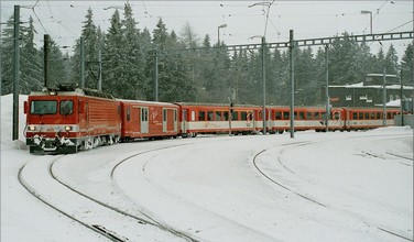 Visszatolat vonatával a HGe 4/4 II 4-es a Göschenen-felőli kijárattól a felvételi épület elé.