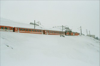 A regional train is climbing towards Nätschen, hauled by a class Deh 4/4 I motor car.