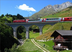 "Preserving the cutural value" - the Val Giuv viaduct was renewed according to this motto. GEX 907 is crossing the bridge. 