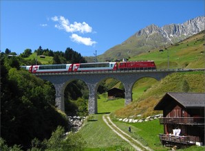 3 Minuten später der Richtung Disentis fahrende Glacier Express 906 passiert das 68 m lange, 18 m hohe Viadukt...