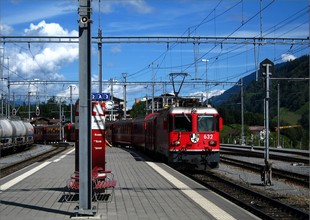 RhB train RE 1232 arrives from the direction of Chur, hauled by the Ge 4/4 II 632.