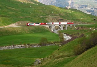 Glacier Express on the Richleren Viaduct