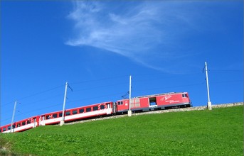 A Deh 4/4 II 93-as pályaszámú motorkocsi húzza a vonatot Nätschen felé a meredek fogasléces szakaszon.