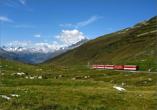 Der Zug R 839 steigt ins Tal der Oberalpreuss hinab.