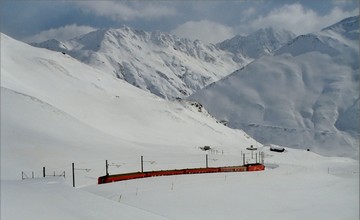Már Graubünden kanton területén halad ez a regionális vonat a Surselva irányába.