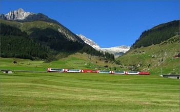 Glacier Express at the entrance of Val Milà. In the background: the snow-covered Piz Nair 
(3059 m).