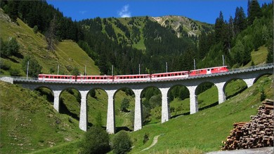 Regionalzug R 844 überquert das Val Bugnei-Viadukt vor der Haltestelle Bugnei, mit einem Deh 4/4 I an der Zugspitze.
