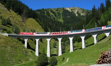 Glacier Express (GEX 911) halad át a Val Bugnei viadukton az Oberalp-hágó (és Zermatt) felé.