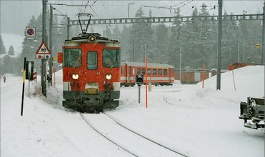 Der Zug nach Göschenen fährt vom Bahnhof Andermatt ab.