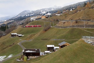 Gemischter Zug schlangelt sich bergwärts vor Langwies, bei Palätsch.