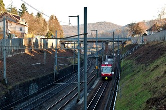 The 750-mm-gauge track runs parallel to the main line 500 Basel - Olten for a while.