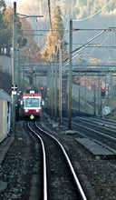 Der kleine Zug nähert sich aus Richtung Liestal.
