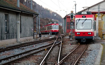 Der Triebwagen 14 ist gerade mit seinen beiden Steuerwagen nach Liestal abgefahren. Bald wird in der nachmittaglichen Hauptverkehrszeit auch der Triebwagen 12 in Verkehr gesetzt.