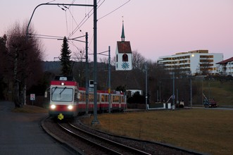 Der Triebwagen 17 kommt aus Richtung Liestal an.
