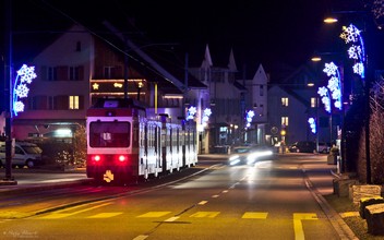 Auf der Hauptstrasse von Oberdorf fahren die Züge als Strassenbahn auf ihren eingleisigen Strecke.